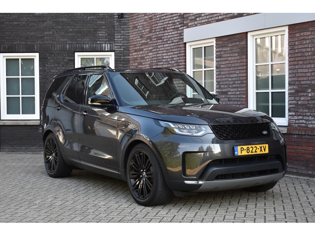 Land Rover Discovery 3.0 Td6 First Edition 7p. Wij zijn op afspraak geopend! Graag bellen voor uw komst.