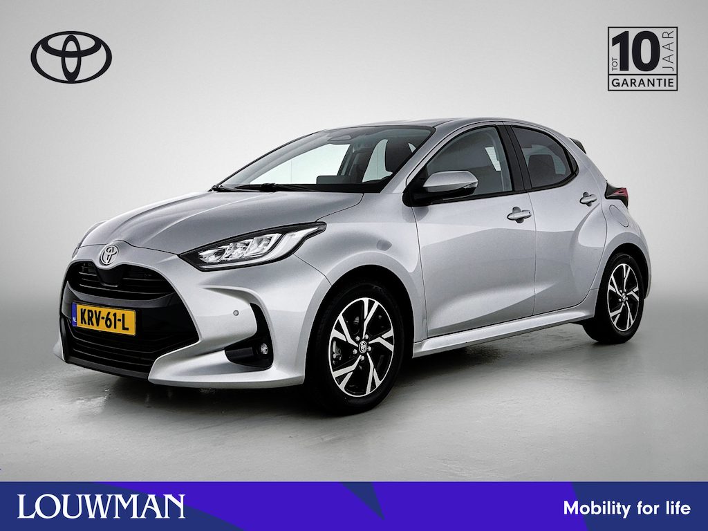 Toyota Yaris 1.5 Hybrid 115 First Edition Comfort Pack | BTW voertuig | Dodehoek detectie | Stoel+stuurverwarming | Parkeersensoren voor+achter | Draadloze telefoonlader | Cruise Control Adaptive | Buy & Drive Rijklaar
