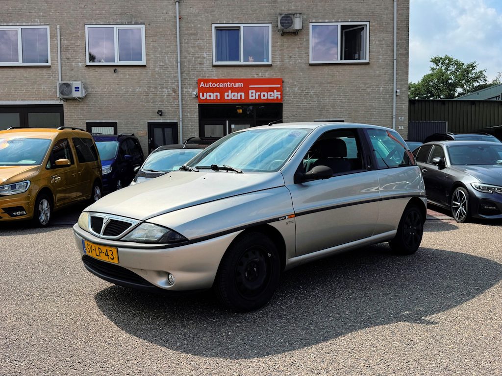 Lancia Ypsilon 1.2 LS ECVT automaat 01.08.27 apk