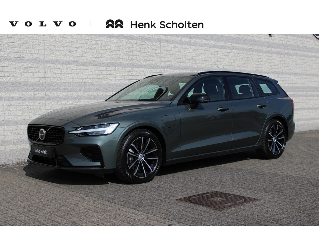 Volvo V60 T8 Plug-in hybrid AWD Plus Dark | Achterbank verwarmd | Apple Carplay & Android Auto | Buitenspiegels elektrisch verstel- en verwarmbaar | Cruise control adaptief met Stop&Go en stuurhulp | Electronic climate controle | Lichtmetalen velgen multi-spaaks 18" | Trekhaak