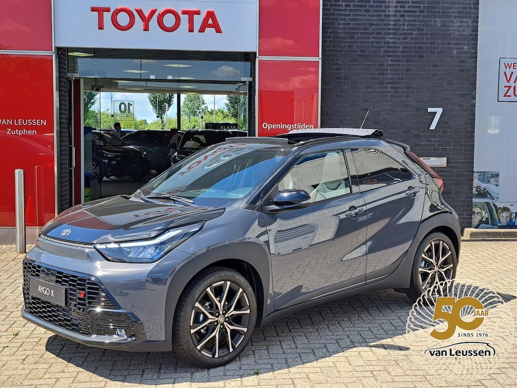 Toyota Aygo X Hybrid 115 GR Sport CABRIODAK NIEUW IN DE SHOWROOM DIRECT LEVERBAAR 18'' LM-VELGEN PDC STOELVERWARMING AD-CRUISE