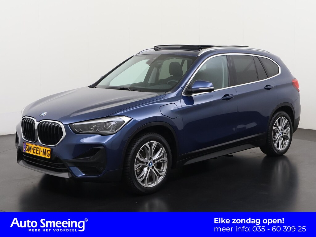 BMW X1 xDrive25e | Panoramadak | Sport stoelen | Camera | 18" | Zondag Open!