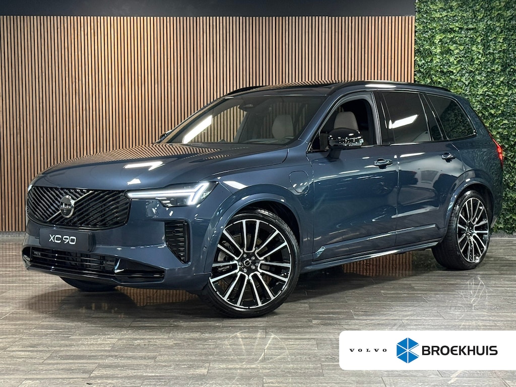 Volvo XC90 T8 AWD Recharge Ultra Executive Edit. | Full Option! | Bowers & Wilkins | Luchtvering | Stoelventilatie | Trekhaak | 360 Camera | Head-Up Display | Stoelmassage | 455pk | Adaptieve Cruise Control | Stoelverwarming voor+achter | Stuurwielverwarming | Schuifdak | 22 Inch | Full LED Meesturende koplampen | Gelamineerde/geluidwerende zijruiten | Pilot Assist | BLIS Dode Hoek Detectie | Alcantara hemelbekleding | Lederen handgrepen en zonnekleppen | Elektrische voorstoelen geheugen | Nappa Lederen bekleding | Zitting verlenging voorstoelen | Lederen Dashboard | Google Infotainment | Keyless Drive | Parkeersensoren voor+achter | Privacy Glass | Elektrisch bedienbare achterklep | Geïntegreerde zongordijnen achterportieren | Geïntegreerd kinderzitje achterin | Verlichte instaplijsten | 7-Persoons | 4-Zone Climate Control | DAB Radio | Apple Carplay/Android Auto | Alarm Klasse III | Draadloos telefoon opladen | Volvo On Call met mobiele App functie | Denim Blue Metallic |