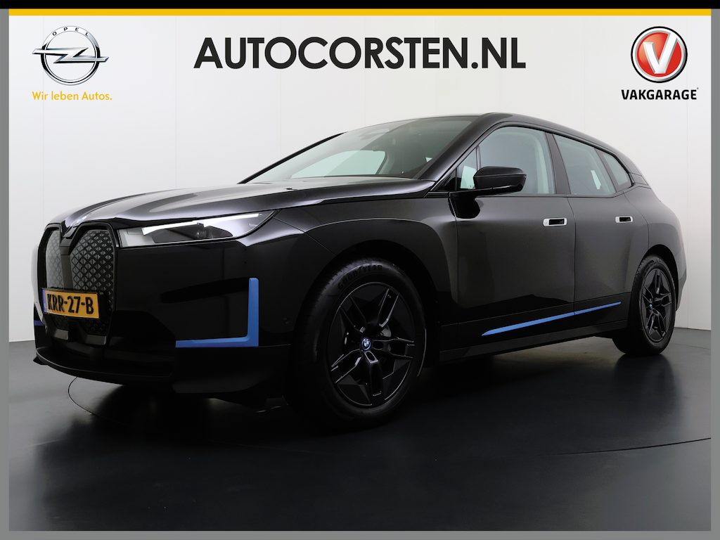 BMW iX xDrive40 327PK Executive SOH 99% Trekhaak 4-Zone Ecc Head-Up Display Camera Apple Carplay Stoelverwarming Elek.Stoelen+Stuur Elek.Achterklep Navi Ecc Bluetooth Led Lmv Pdc Live cockpit pro 2.500kg Trekgewicht Dealeronderhouden € 84.000 nieuw!