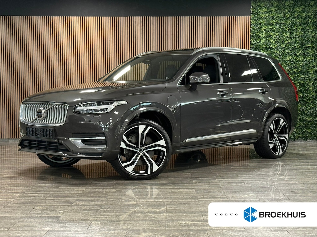 Volvo XC90 T8 AWD Recharge Plus Bright | 360 Camera | Harman Kardon | 455pk | Adaptieve Cruise Control | Stoelverwarming voor+achter | Stuurwielverwarming | Schuifdak | Full LED Meesturende koplampen | Standkachel met Volvo On Call App | Pilot Assist | BLIS Dode Hoek Detectie | Elektrische voorstoelen geheugen | Contour stoelen met wit stiksel en bies | Zitting verlenging voorstoelen | Lederen dashboard | 22 Inch | Google Infotainment | Keyless Drive | Privacy Glass | Elektrisch bedienbare achterklep | Geïntegreerd kinderzitje achterin | Geïntegreerde zongordijnen achterportieren | Verlichte instaplijsten | 7-Persoons | 4-Zone Climate Control | DAB Radio | Apple Carplay/Android Auto | Alarm Klasse III | Volvo On Call met mobiele App functie | Platinum Grey Metallic |