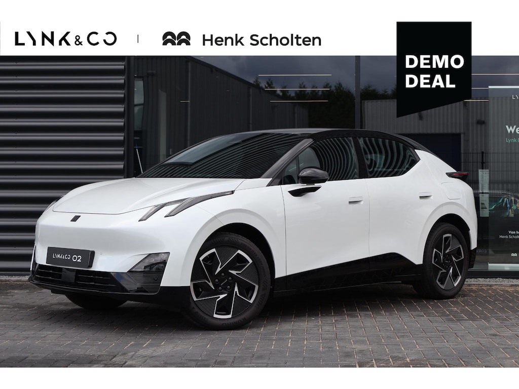 Lynk & Co 02 Core 66 kWh | 1600KG Trekgewicht | Stoelverwarming | Apple CarPlay | Android Auto | Achteruitrijcamera | Panoramadak | Elektrische Achterklep | Keyles Entry | Regensensor |