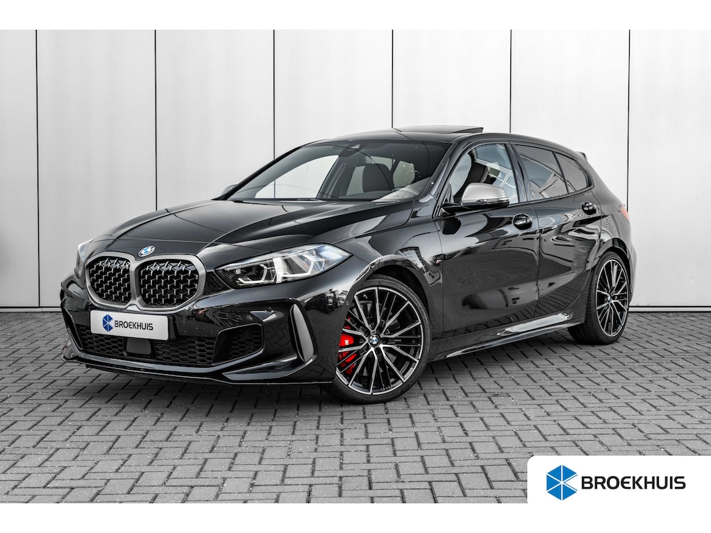 BMW 1-Serie M135i xDrive High Executive 306 PK | Panoramadak | Harman Kardon | Geheugen Stoelen | Stuurverwarming