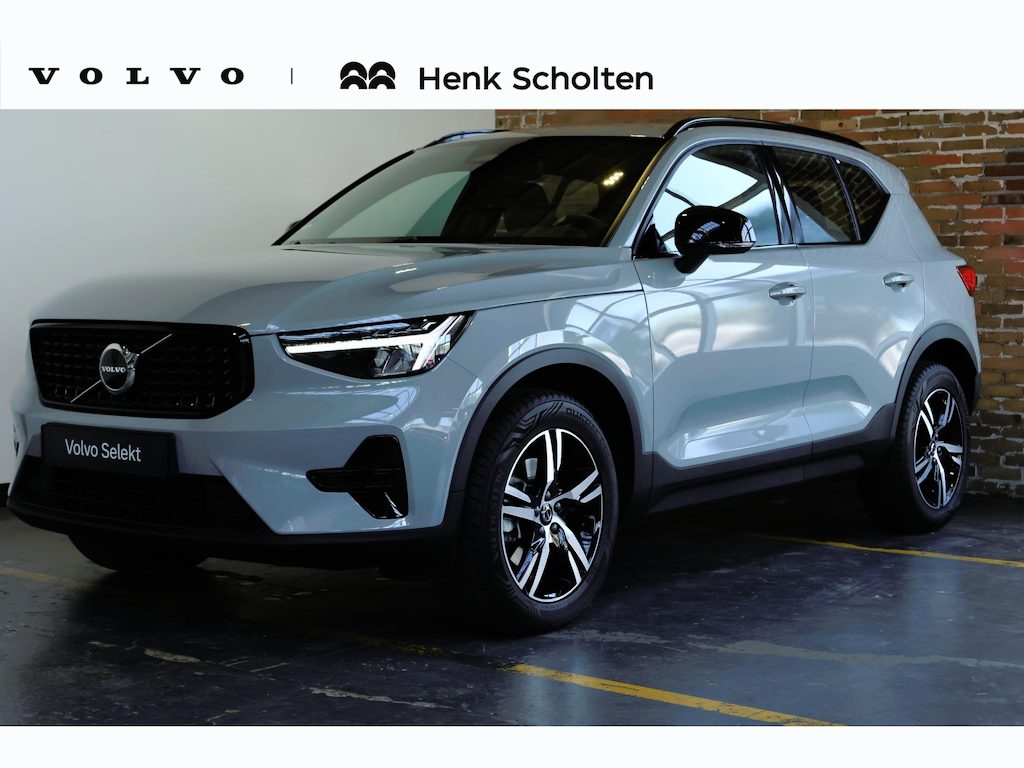 Volvo XC40 B4 Plus Dark | Trekhaak Semi-elektrisch | Adaptieve Cruise Control | Pilot Assist | Google Infotainment | Verwarmbare voorstoelen | Verwarmbaar stuurwiel | Blind Spot Information System | Verwarmbare voorruit | Parkeercamera | Parkeersensoren voor + achter |