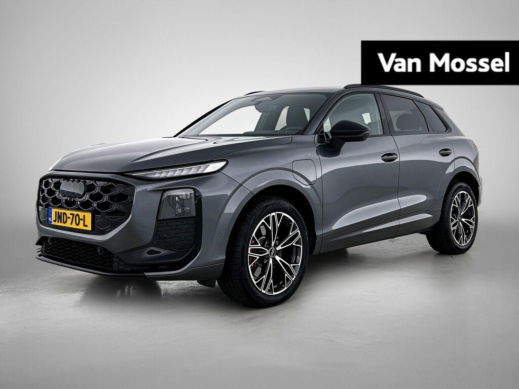 Audi Q3 1.5 e-hybrid S edition 272 PK | Adaptive cruise control | Elektrische voorstoelen | Dodehoekdetectie | Verwarmbare voorstoelen | 360 graden camera | Head-up display | LED-koplampen | Privacy glas | Trekhaak | Comfortsleutel | Alarm Klasse III |
