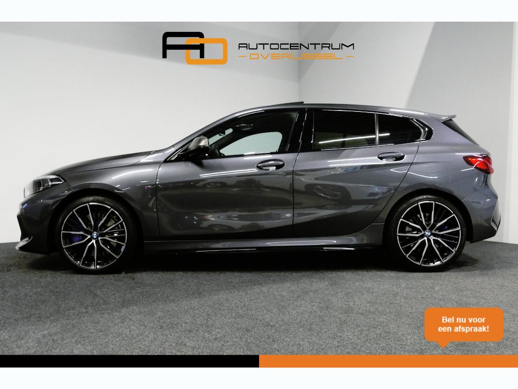 BMW 1-Serie M135i xDrive High Executive Edition / Orig. Nederlands / Panoramadak / Stoelverwarming / Apple Carplay - Android Auto / Ambienteverlichting / HUD / Achteruitrijcamera / Cruise Control / 19'' LMV / Spiegel-pakket / LED koplampen / Lederen bekleding