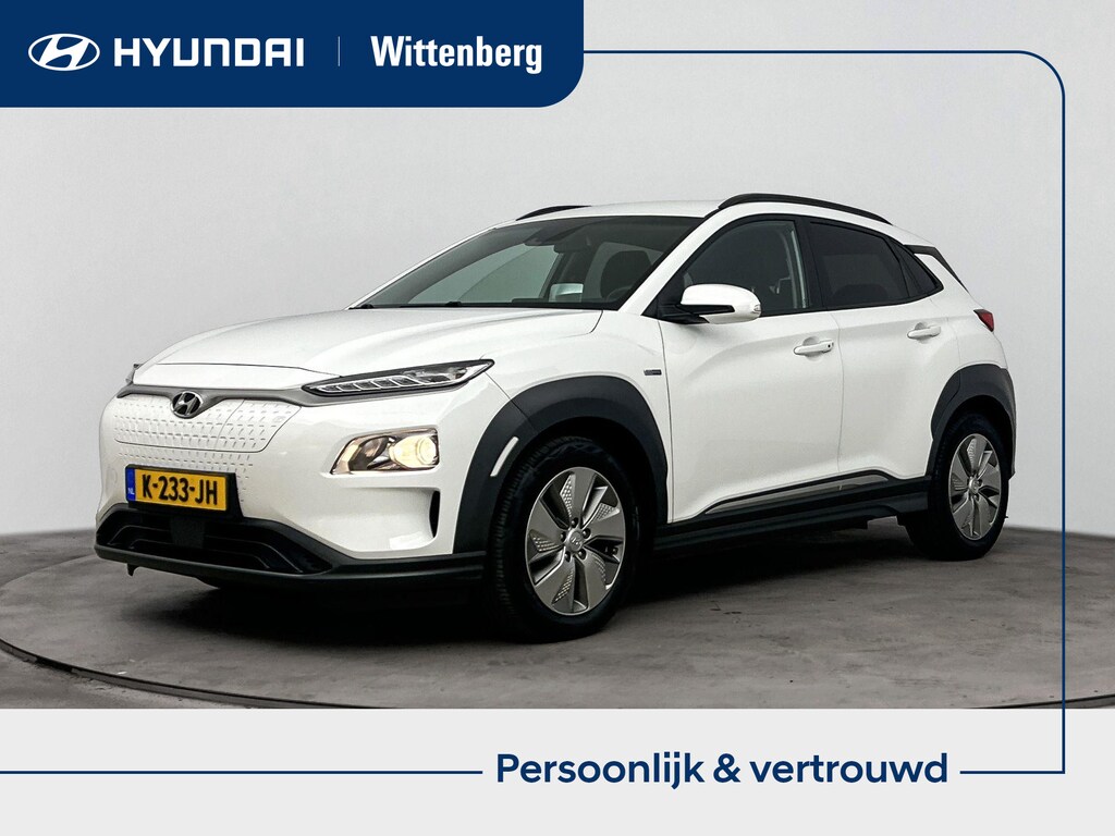 Hyundai Kona Electric EV FASHION 64 kWh | SoH 94% | DODEHOEK DETECTIE | PDC | 3 FASE | WARMTEPOMP | CAMERA | CLIMA | CRUISE ADAPT. | NAVI | PRIVACY GLASS | DAKRAILING | APPLE CAR PLAY & ANDROID AUTO |