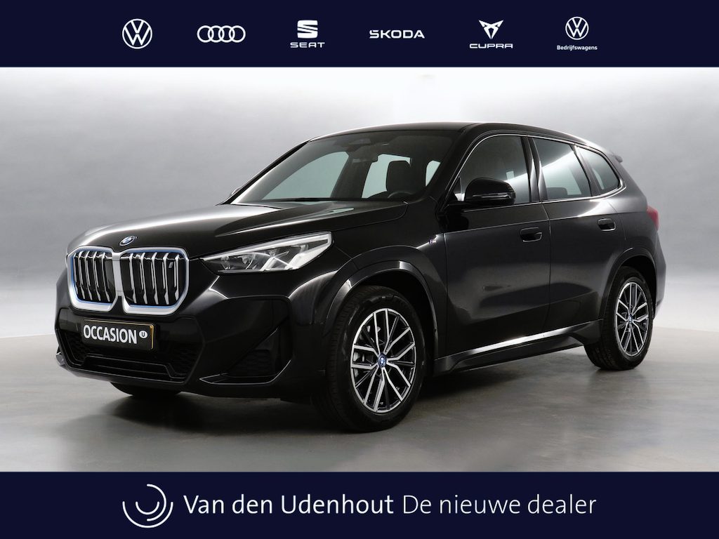 BMW iX1 xDrive30 67 kWh 306pk / Navigatie / Leder / Camera