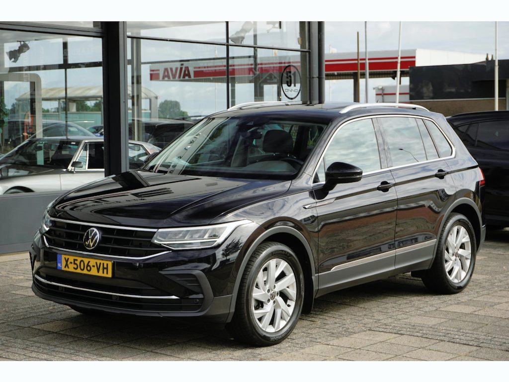 Volkswagen Tiguan 1.5 TSI Life Business | PANO | trekhaak | leer