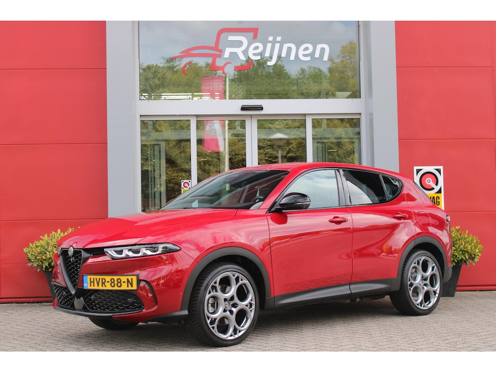 Alfa Romeo Tonale 1.3T PHEV 280PK EDIZIONE BUSINESS | AFNEEMBARE TREKHAAK | ALL SEASON BANDEN | PREMIUM PACK: LEDEREN BEKLEDING/GEVENTILEERDE VOORSTOELEN/4-VOUDIG ELEKTRISCH VERSTELBARE LENDESTEUN VOORSTOELEN/HOOGGLANS ZWARTE RAAMOMLIJSTING/AMBIENT LIGHTING | TECHNOLOGY PACK: PAARKEERWAARSCHUWING VOOR ACHTER ZIJKANT/AUTOMATISCHE INPARKEERHULP MET EXIT ASSIST/360° CAMERA/AUTONOMOUS DRIVING LEVEL 2 MET O.A. ADAPTIVE CRUISE CONTROL/BLIND SPOT DETECTION/AUTOMATISCH DIMMENDE BUITENSPIEGELS/ELEKTRISCH BEDIENBARE ACHTERKLEP/DRAADLOZE TELEFOONLADER | WINTERPACK: STOELVERWARMING VOOR/STUURVERWARMING/VERWARMBARE RUITENSPROEIERS | HARMAN KARDON SOUND SYSTEM | DRAADLOZE APPLE CARPLAY/ANDROID AUTO | NAVIGATIE | 20" LICHTMETALEN VELGEN "GRAPHITE GREY" |