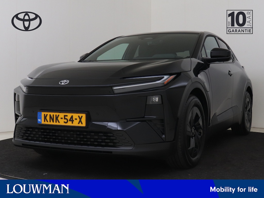 Toyota C-HR / C-HR+ First Edition 77 kWh | BTW voertuig | 18" | dodehoek detectie | Stoel+stuurverwarming | Parkeersensoren voor+achter | Elektrische achterklep |