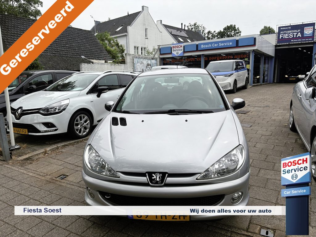 Peugeot 206 1.4-16V Air-line 3 Nette auto incl. airco en radio