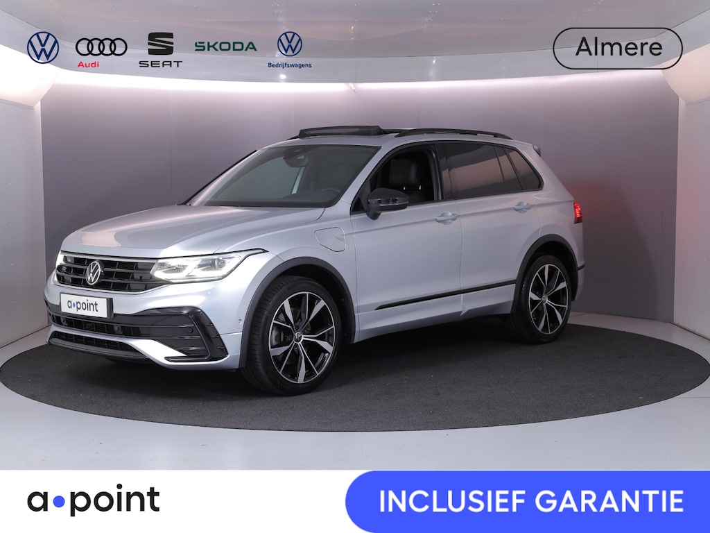Volkswagen Tiguan 1.4 TSI eHybrid R-Line Business 245 pk Automaat (DSG) | Navigatie | Panoramadak | Trekhaak (wegklapbaar) | Parkeersensoren (Park assist) | Achteruitrijcamera | Lederen bekleding | Elektr. voorstoelen met geheugen | R-Line |