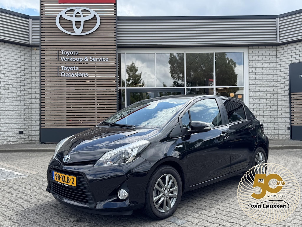 Toyota Yaris 1.5 HYBRID ASPIRATION TREKHAAK CLIMA CRUISE CAMERA BLUETOOTH 15'' LM-VELGEN NL-AUTO PRIVACY GLASS
