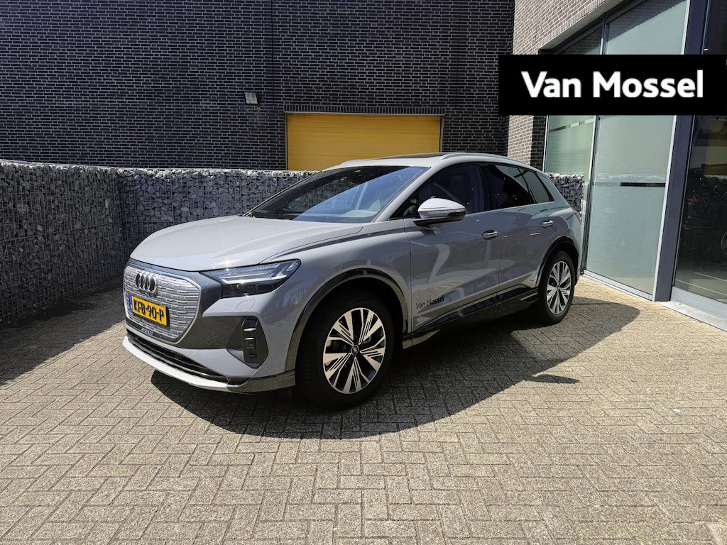 Audi Q4 e-tron 45 quattro Advanced edition 82 kWh 286 PK | Navigatie | Climate Control | Stoelverwarming | Cruise Control | Achteruitrijcamera | Parkeersensoren | Trekhaak | Panoramadak | Elektrische achterklep |