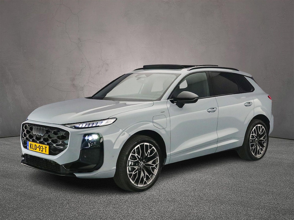 Audi Q3 1.5 e-hybrid S edition | Adaptieve Cruise | Panorama Dak | Camera | Navi | Ambient Light | Optiepakket | Tech Pack Plus |