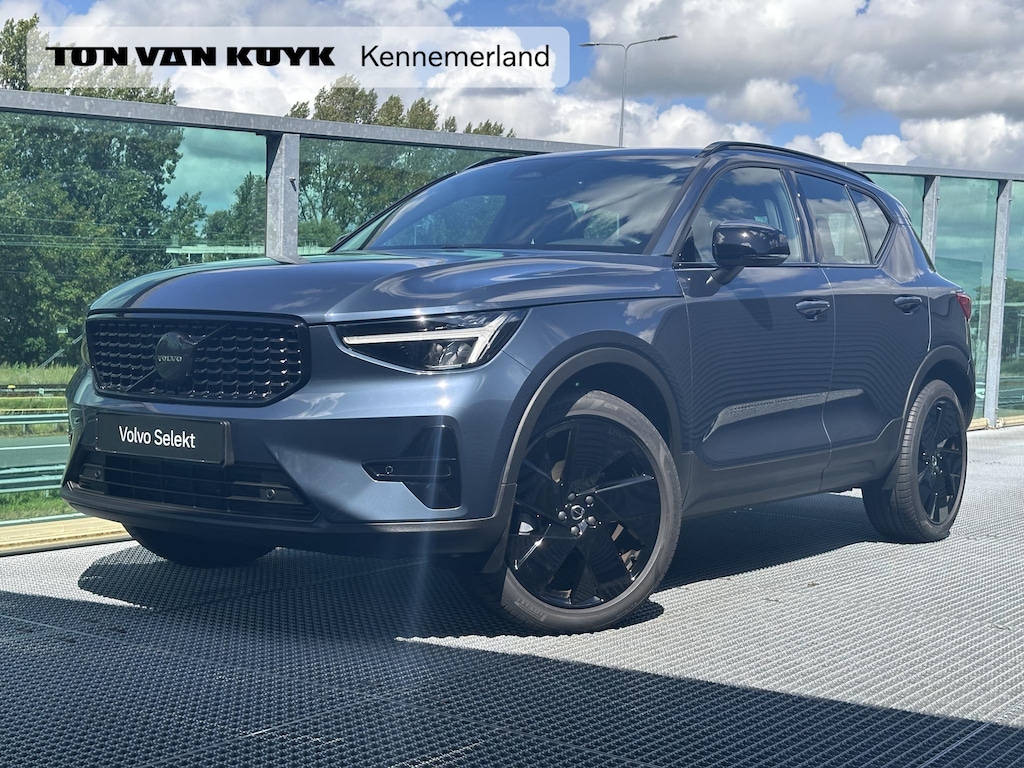 Volvo XC40 2.0 B4 Plus Black Edition / Pano. dak / Elek. verstelbare stoelen / Harman Kardon / Stoel+stuur verwarming / BLIS / Camera achter /