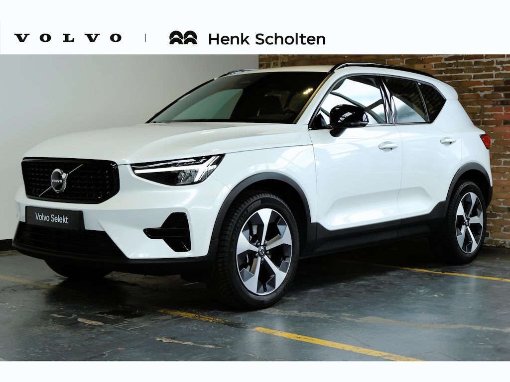 Volvo XC40 B4 Plus Dark | Trekhaak Semi-elektrisch | Adaptieve Cruise Control | Pilot Assist | Google Infotainment | Verwarmbare voorstoelen | Verwarmbaar stuurwiel | Blind Spot Information System | Verwarmbare voorruit | Parkeercamera | Parkeersensoren voor + achter |