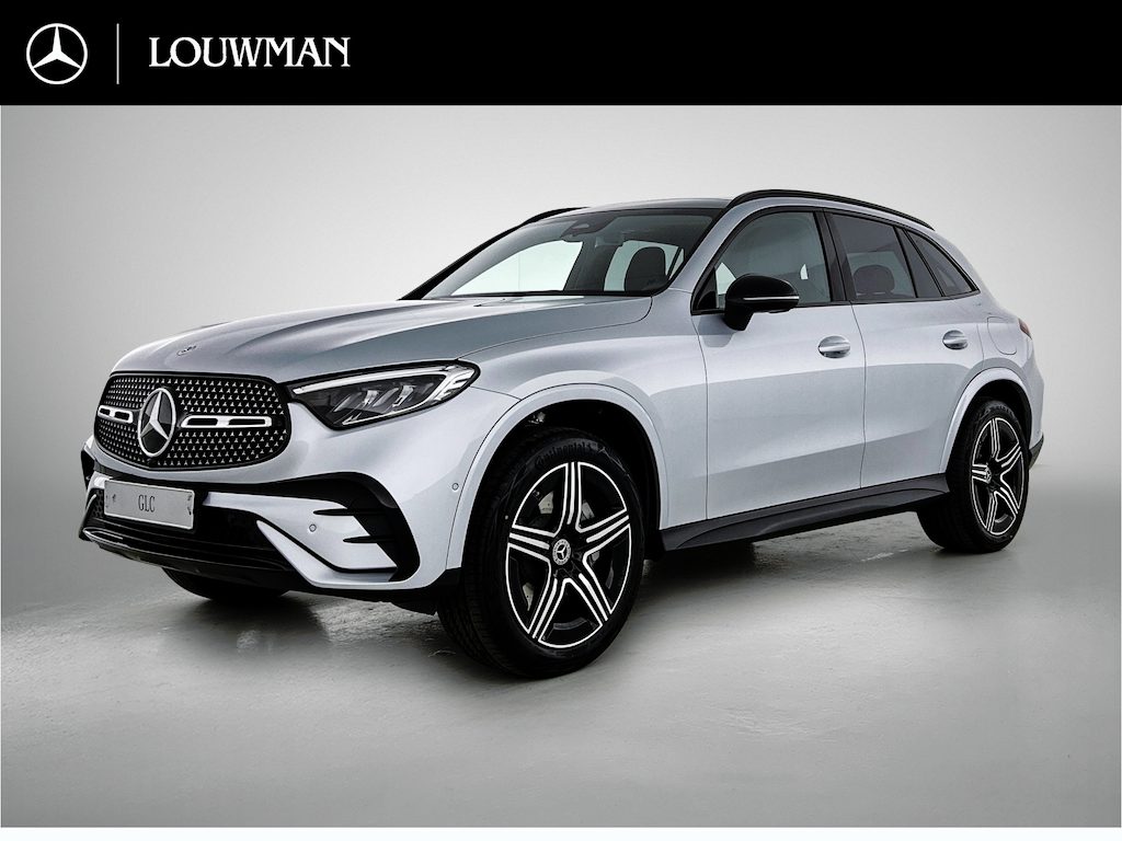 Mercedes-Benz GLC 300e 4MATIC Business Solution AMG | Advanced plus | Nightpakket | Parkeerpakket met achteruitcamera | Trekhaak | Panoramaschuifdak | Middenconsole metaalstructuur | 20 inch vijfspaaks lichtmetalen AMG-velgen |
