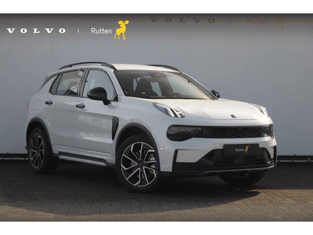 Lynk & Co 01 276PK Automaat Core / Adaptieve cruise control / Stoel - en stuurwielverarming / Parkeersensoren met camera / Apple carplay / Trekhaak / Metallic lak / 19" lichtmetalen velgen