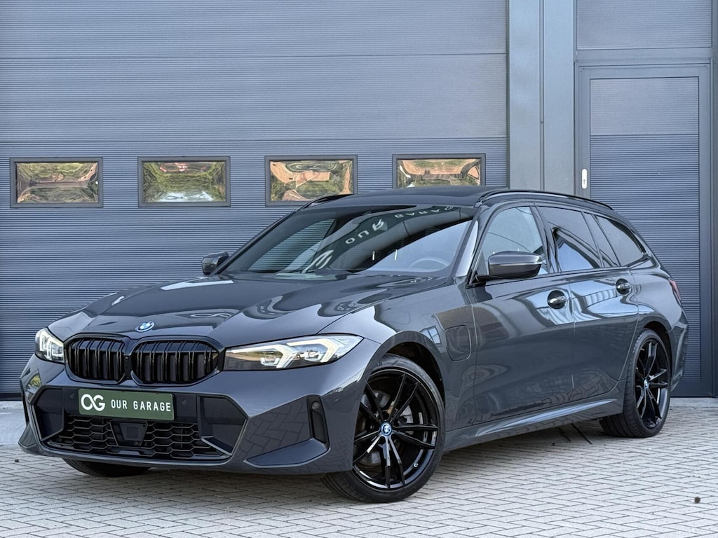 BMW 3-Serie Touring 320e xDrive M-Sport|ACC|Pano|Head Up|Trekhaak|19''