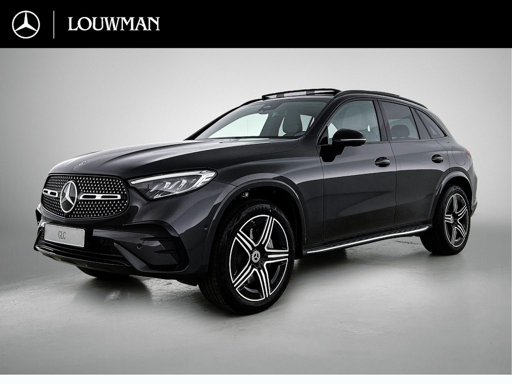 Mercedes-Benz GLC 300e 4MATIC Business Solution AMG | Advanced plus | Nightpakket | Parkeerpakket | Trekhaak | Panoramaschuifdak | 20 inch vijfspaaks lichtmetalen AMG-velgen | Treeplanken in aluminiumlook | DISTRONIC |