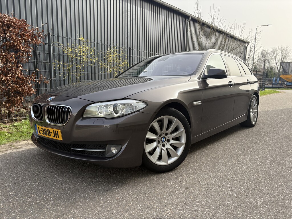 BMW 5-Serie Touring 528xi High Executive / AUTOMAAT / PANORAMADAK/ HEAD UP / SOFTCLOSE / 156dkm!