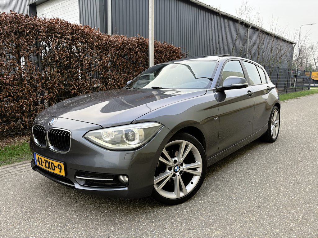 BMW 1-Serie 114i Business+ / SPORT / LEER / SCHUIFDAK / NAVI / STOELVERWARMING