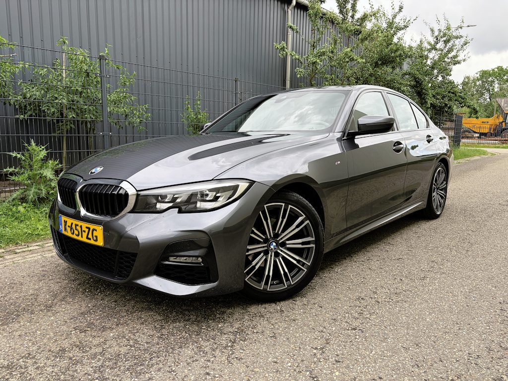 BMW 3-Serie 318i High Executive / AUTOMAAT / NAVI / M-PAKKET / INCL BTW