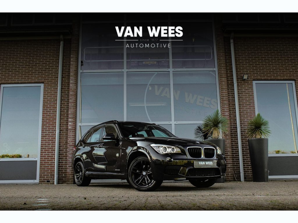 BMW X1 sDrive20i High Executive M-sport | NL auto | Stoelverwarming | Panoramadak | Xenon | Navigatie Professional | Bluetooth | Cruise control | PDC | Climate control | Sportstoelen