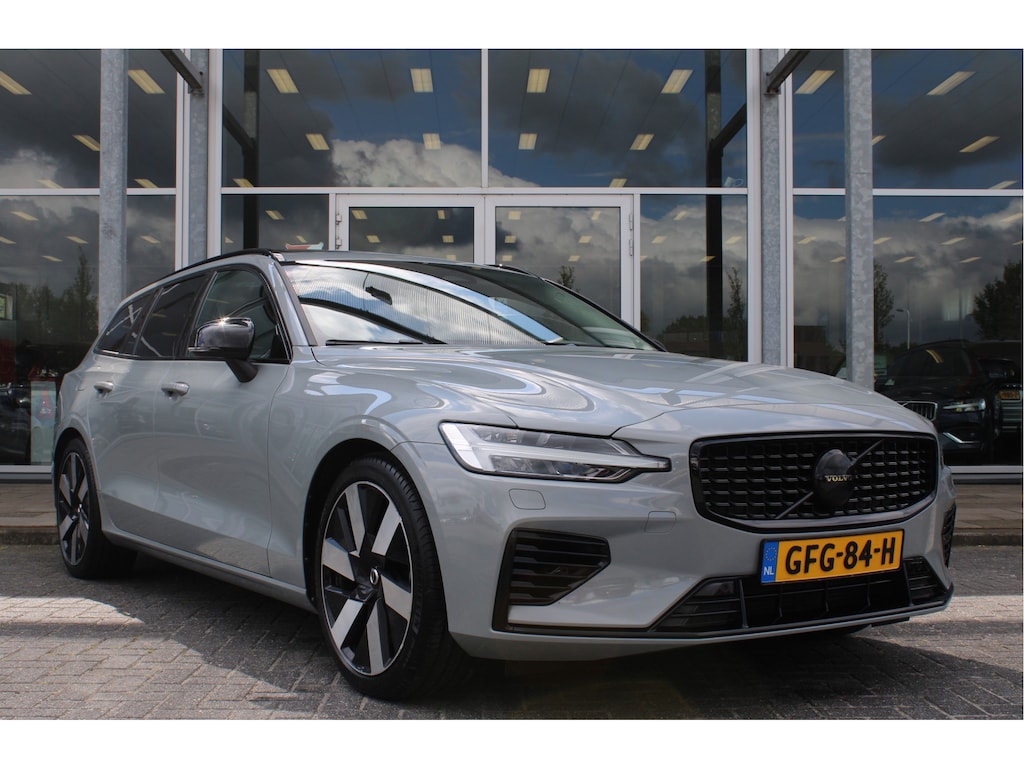 Volvo V60 T8 455PK Automaat Plug-in hybrid AWD Ultra Dark | Head-up | Schuif/kanteldak | Trekhaak | Pilot Assist | BLIS | H&K Audio |