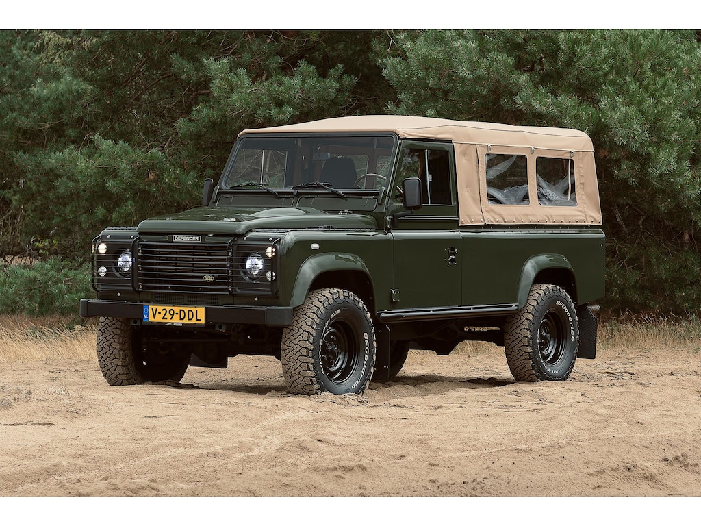 Land Rover Defender 2.5 TD5 110 180 PK Beachrunner Olijfgroen Dutch Defenders Gerestaureerd Leder LED Huif