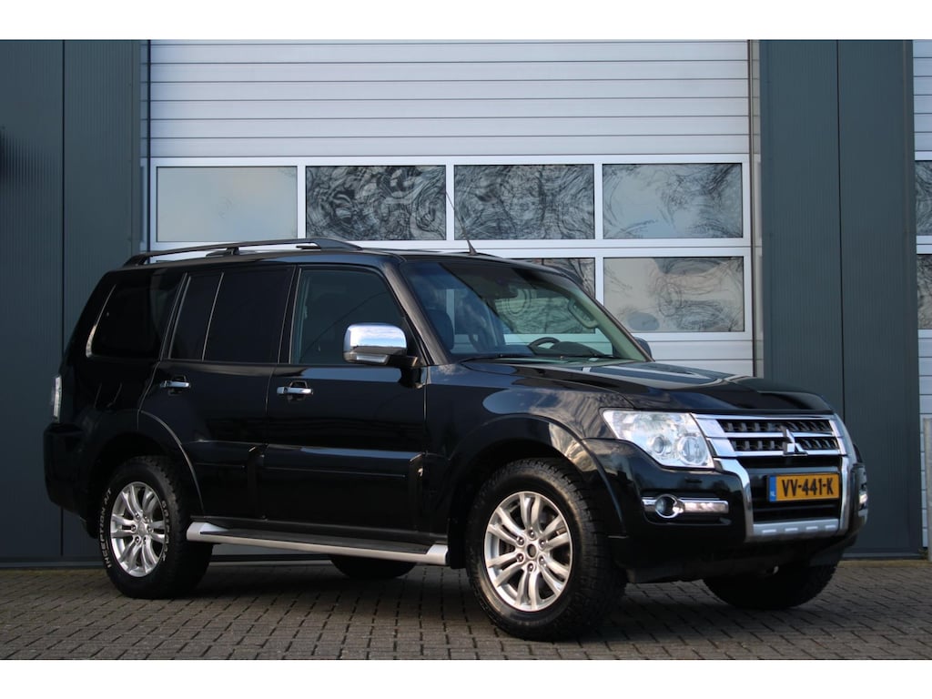 Mitsubishi Pajero MITSUBISHI 3.2 DI-D 190pk 4WD Grijskenteken Automaat 3500KG Cruise/Camera/Xenon/Navi/Stoelverwarming/Leder/18"LM