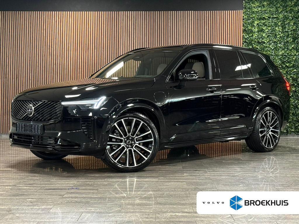 Volvo XC90 T8 AWD Recharge Ultra Black Executive Edit. | Full Option! | Bowers & Wilkins | Luchtvering | Stoelventilatie | Trekhaak | 360 Camera | Head-Up Display | Stoelmassage | 455pk | Adaptieve Cruise Control | Stoelverwarming voor+achter | Stuurwielverwarming | Schuifdak | 22 Inch | Full LED Matrix Meesturende koplampen | Gelamineerde/geluidwerende zijruiten | Pilot Assist | BLIS Dode Hoek Detectie | Alcantara hemelbekleding | Lederen handgrepen en zonnekleppen | Elektrische voorstoelen geheugen | Nappa Lederen bekleding | Zitting verlenging voorstoelen | Lederen Dashboard | Google Infotainment | Keyless Drive | Parkeersensoren voor+achter | Privacy Glass | Elektrisch bedienbare achterklep | Geïntegreerde zongordijnen achterportieren | Geïntegreerd kinderzitje achterin | Verlichte instaplijsten | 7-Persoons | 4-Zone Climate Control | DAB Radio | Apple Carplay/Android Auto | Alarm Klasse III | Draadloos telefoon opladen | Volvo On Call met mobiele App functie | Onyx Black Metallic |