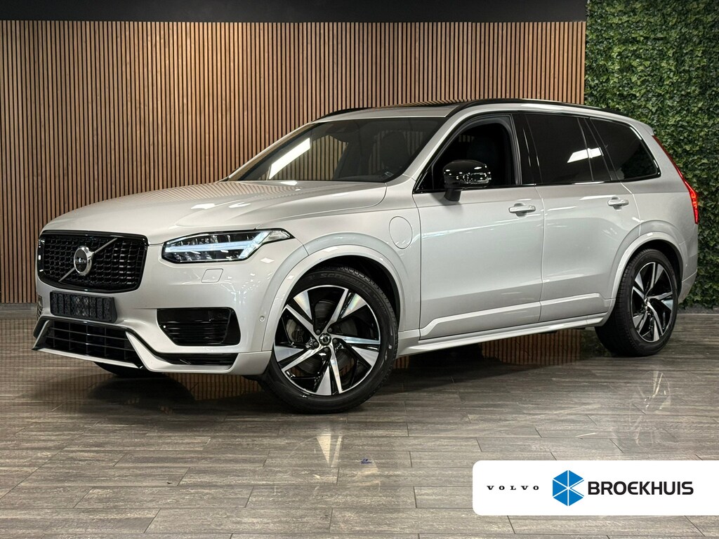 Volvo XC90 T8 AWD Recharge R-Design Long Range | Luchtvering | Stoelventilatie | Trekhaak | 360° Camera | Harman Kardon | 455pk | Schuifdak | Stoelmassage | Adaptieve Cruise Control | Stoelverwarming voor+achter | Stuurwielverwarming | 20 Inch | Full LED meesturende koplampen | Pilot Assist | BLIS Dode Hoek Detectie | Elektrische voorstoelen geheugen | Nappa lederen bekleding | Lederen dashboard | Elektrisch verstelbare zijwangen | Keyless Drive | Parkeersensoren voor+achter | Privacy Glass | Elektrisch bedienbare achterklep | Gelamineerde/geluidwerende zijramen | Geïntegreerde zongordijnen achterportieren | 7-Persoons | 4-Zone Climate Control | DAB Radio | Apple Carplay/Android Auto | Draadloos telefoon opladen | Verlichte instaplijsten | Volvo On Call met mobiele App functie | Bright Silver Metallic |