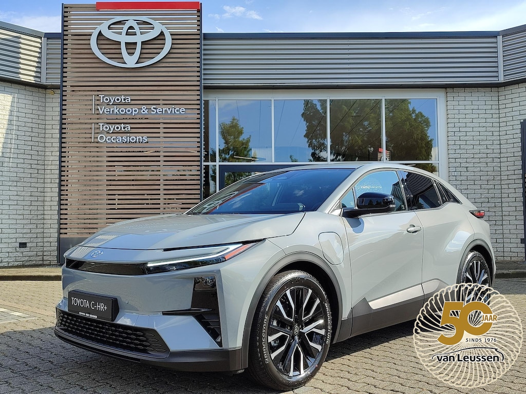 Toyota C-HR / C-HR+ FIRST EDITION 77KWH NIEUW EN DIRECT LEVERBAAR!!! 20''LM-VELGEN WARMTEPOMP KEYLESS EL-ACHTERKLEP BLIND SPOT NAVI CAMERA PARK-SENSOREN LED PRIVACY GLASS STOEL/STUURVERW