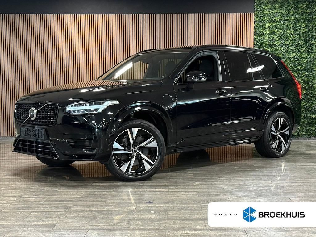 Volvo XC90 T8 AWD Recharge R-Design Long Range | Harman Kardon | 455pk | Schuifdak | Adaptieve Cruise Control | Stoelverwarming voor+achter | Stuurwielverwarming | 20 Inch | Full LED meesturende koplampen | Pilot Assist | BLIS Dode Hoek Detectie | Elektrische voorstoelen geheugen | R-Design Contourstoelen Nappa lederen/Alcantara met wit stiksel en bies | Zitting verlenging voorstoelen | Lederen dashboard | Keyless Drive | Parkeersensoren voor+achter | Privacy Glass | Elektrisch bedienbare achterklep | Geïntegreerde zongordijnen achterportieren | 7-Persoons | 4-Zone Climate Control | DAB Radio | Apple Carplay/Android Auto | Draadloos telefoon opladen | Verlichte instaplijsten | Volvo On Call met mobiele App functie | Onyx Black Metallic |