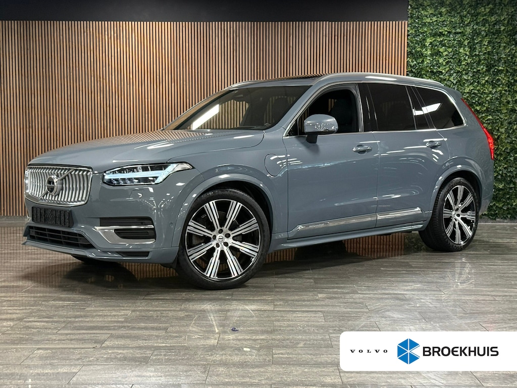 Volvo XC90 T8 AWD Recharge Ultimate Ultra Bright | Luchtvering | Trekhaak | 360 Camera | Head-Up Display | Harman Kardon | 455pk | Adaptieve Cruise Control | Stoelverwarming voor+achter | Stuurwielverwarming | Schuifdak | 21 Inch | Full LED Meesturende koplampen | Standkachel met Volvo On Call App | Pilot Assist | BLIS Dode Hoek Detectie | Elektrische voorstoelen geheugen | R-Design Contour Stoelen met wit stiksel en bies (Uniek in deze combinatie met exterieur!) | Zitting verlenging voorstoelen | Lederen Dashboard | Google Infotainment | Keyless Drive | Parkeersensoren voor+achter | Privacy Glass | Elektrisch bedienbare achterklep | Geïntegreerde zongordijnen achterportieren | Geïntegreerd kinderzitje achterin | Verlichte instaplijsten | 7-Persoons | 4-Zone Climate Control | DAB Radio | Apple Carplay/Android Auto | Draadloos telefoon opladen | Volvo On Call met mobiele App functie | Vapour Grey Metallic |