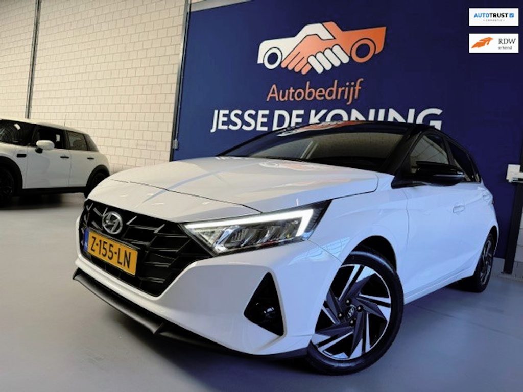 Hyundai i20 1.2 MPI Comfort / bj.2020 / wit/zwart / navigatie / sportvelgen / NAP met 90372 km/ boekjes / 2 sleutels / APK 08/2028