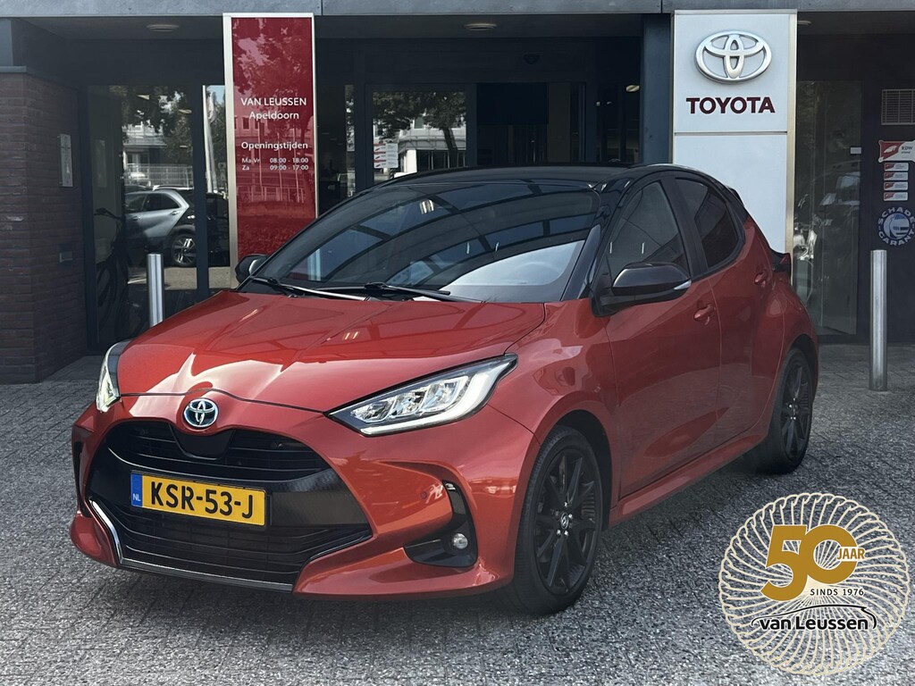Toyota Yaris 1.5 HYBRID EXECUTIVE HEAD-UP PANO CLIMA PARK-SENSOR APPLE/ANDROID STOEL/STUURVERWARMING LM-VELG 17" BI-TONE