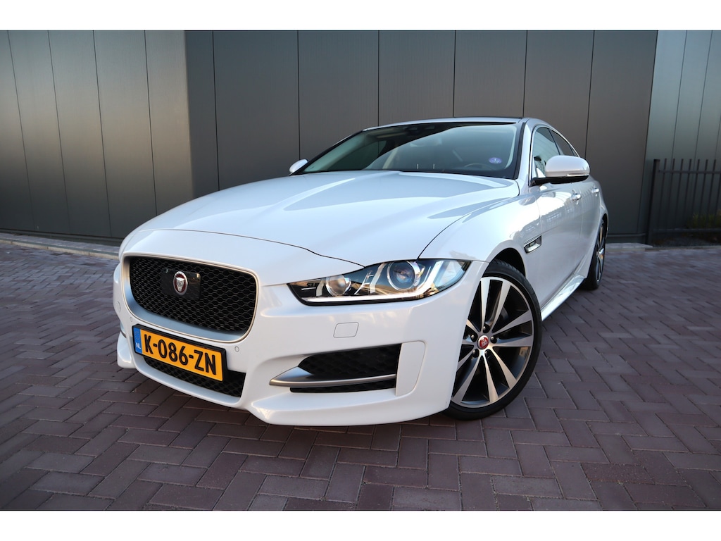 Jaguar XE 2.0 Portfolio R-Sport Automaat Panoramadak Leder Navigatie Camera  Meridian audio. Etc.
