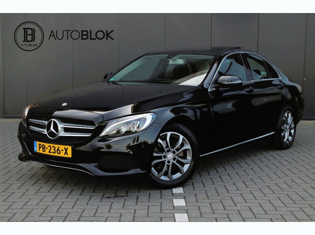 Mercedes-Benz C-klasse 180 | AMG | Panoramadak | Camera | Origineel NL | Dealer onderhouden |