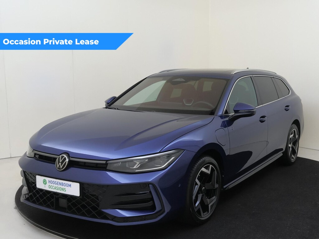 Volkswagen Passat Variant 1.5 eHybrid R-Line Edition | SoH 99% | Panoramadak | Lederen bekleding ‘Puglia’ | Trekhaak | Harman/kardon | Head-up display | Stoelventilatie voor | Adaptieve demping |