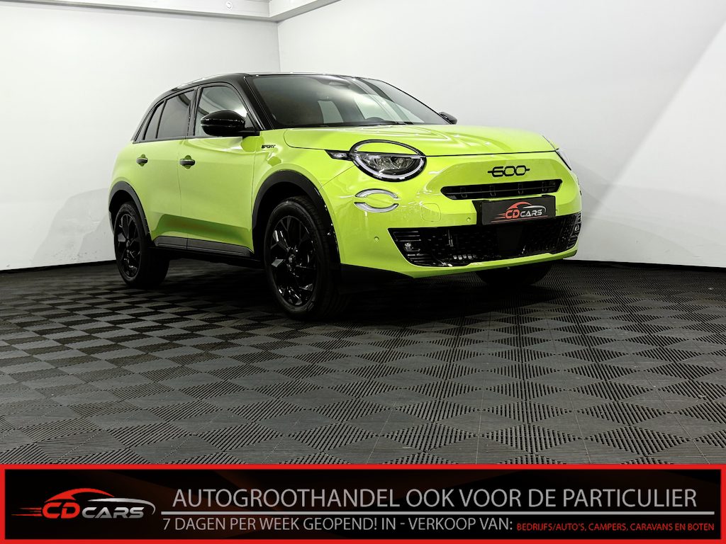 Fiat 600 1.2 Hybrid Sport 145PK Camera, Apple carplay, Rijstrook correctie, velgen, Stoelmassage, Verstelbare stoelen, Stoelverwarming, Cruise control adaptief, 2 Jaar garantie