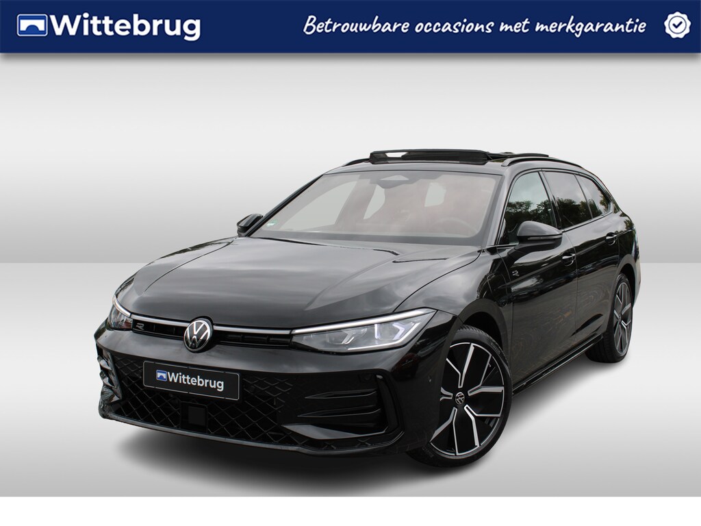 Volkswagen Passat Variant 1.5 eHybrid 272pk R-Line DSG Automaat Black Style / Panorama schuifdak / Leder / Head up / Harman Kardon 700W / IQ LED / LM 19 inch / Wegkl trekhaak Garantie tot 11-09-2030 // 100.000km