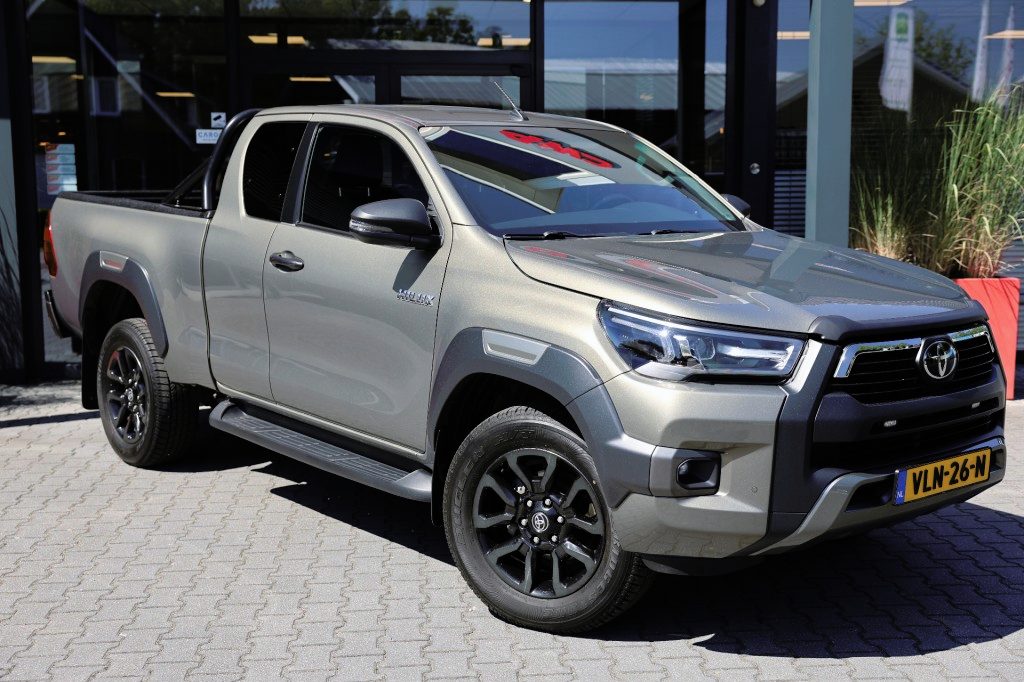 Toyota Hilux 2.8 D-4D X-TRA CAB INVINCIBLE A/T 4WD VAN